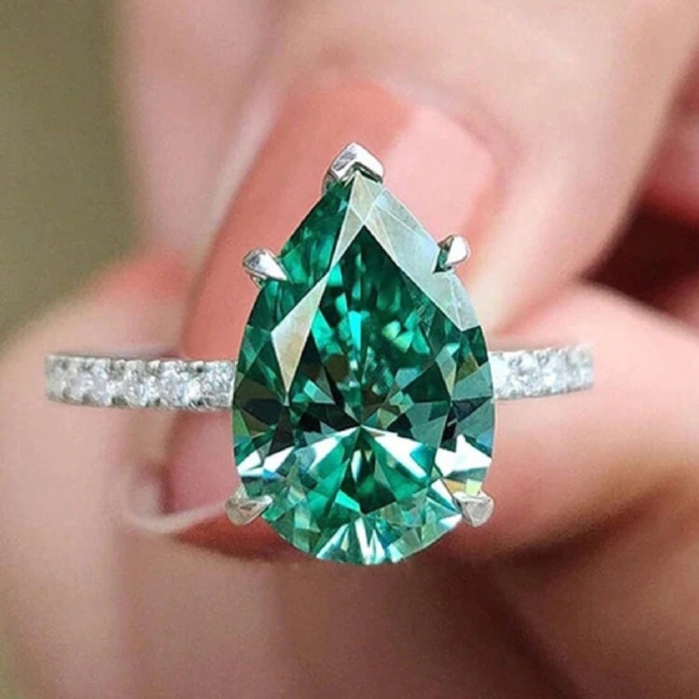 Elegant Silver and Green Gemstone Ring size 7 - Picture 1 of 5